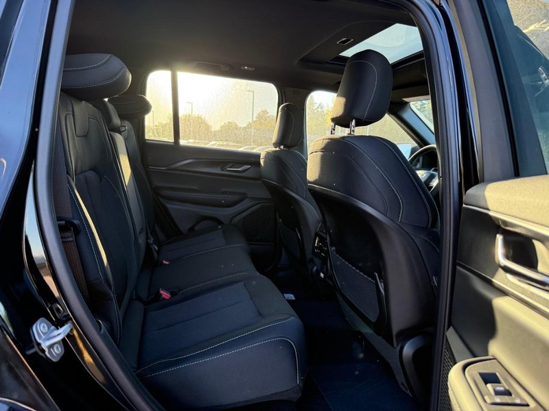 Jeep Grand Cherokee Vehicle Image 08