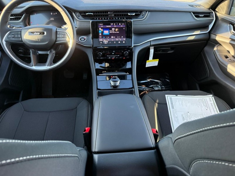 Jeep Grand Cherokee Vehicle Image 09