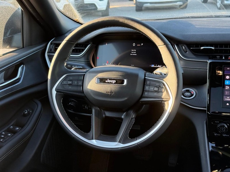 Jeep Grand Cherokee Vehicle Image 11