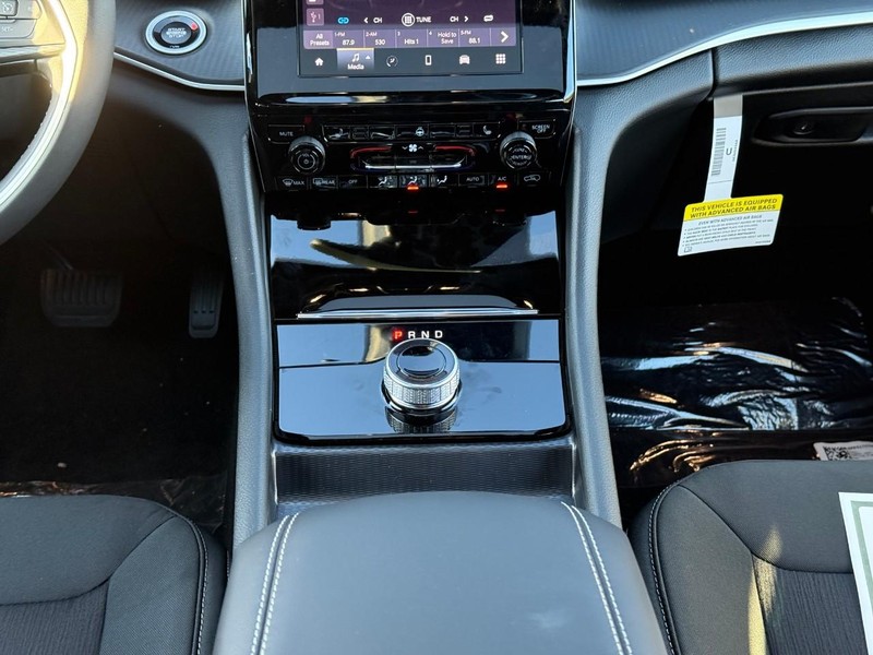 Jeep Grand Cherokee Vehicle Image 14