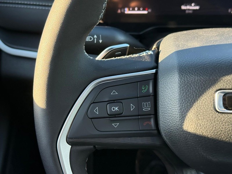 Jeep Grand Cherokee Vehicle Image 18