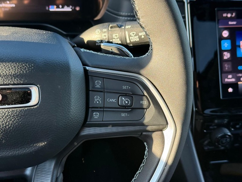 Jeep Grand Cherokee Vehicle Image 19