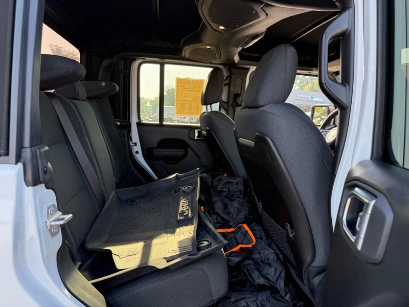 Jeep Gladiator Vehicle Image 12