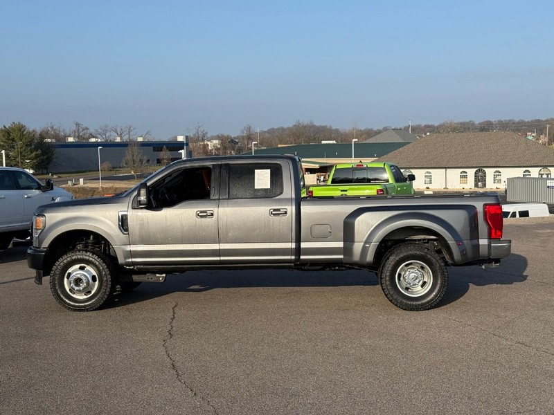 Ford Super Duty F-350 DRW Vehicle Full-screen Gallery Image 2