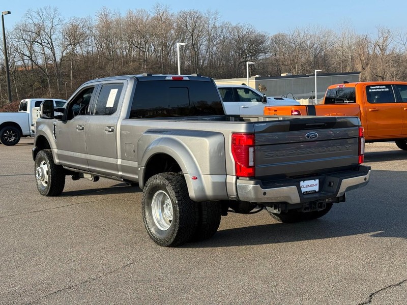 Ford Super Duty F-350 DRW Vehicle Full-screen Gallery Image 3