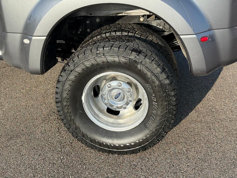 Ford Super Duty F-350 DRW Vehicle Full-screen Gallery Image 4