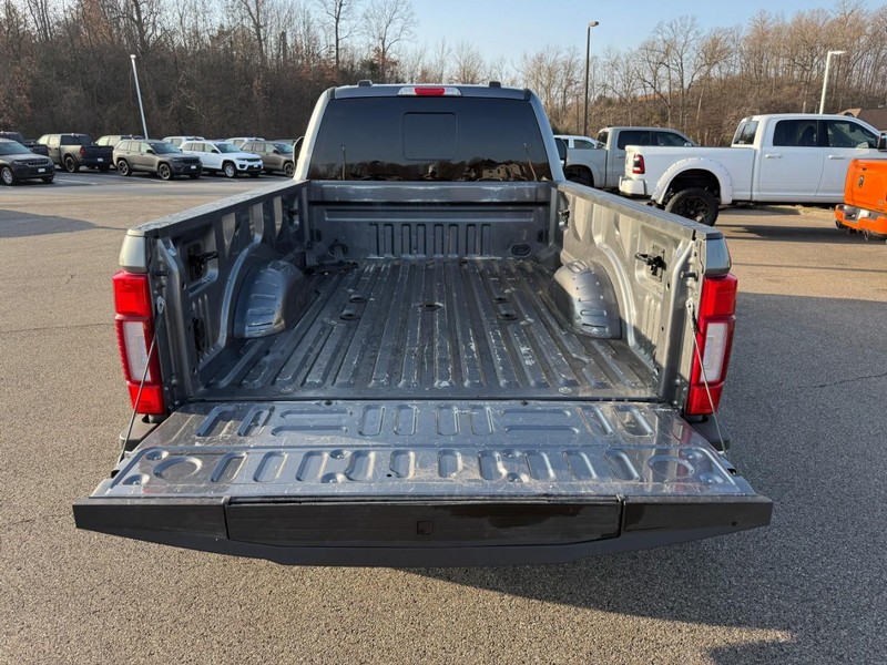 Ford Super Duty F-350 DRW Vehicle Full-screen Gallery Image 5
