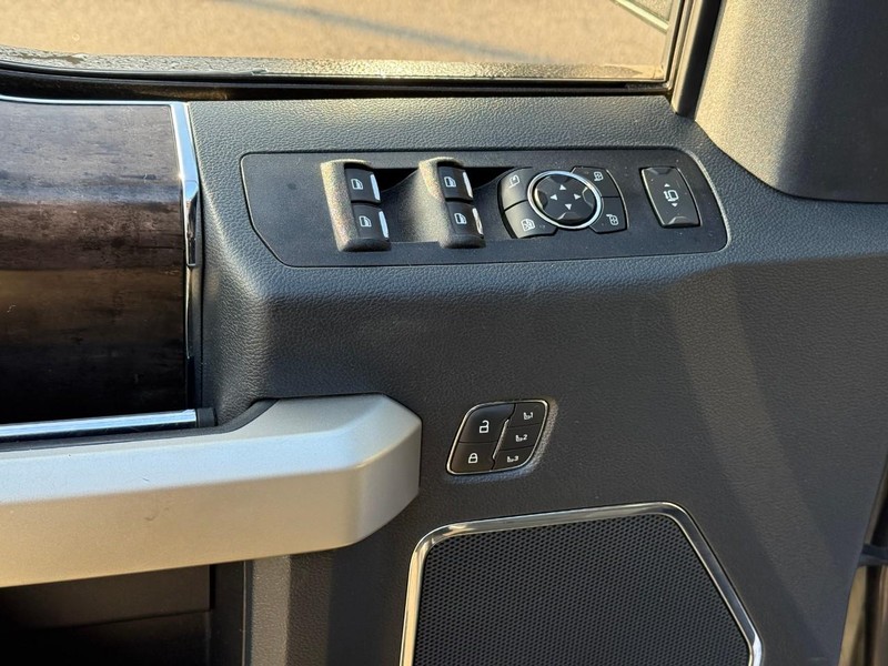 Ford Super Duty F-350 DRW Vehicle Full-screen Gallery Image 16