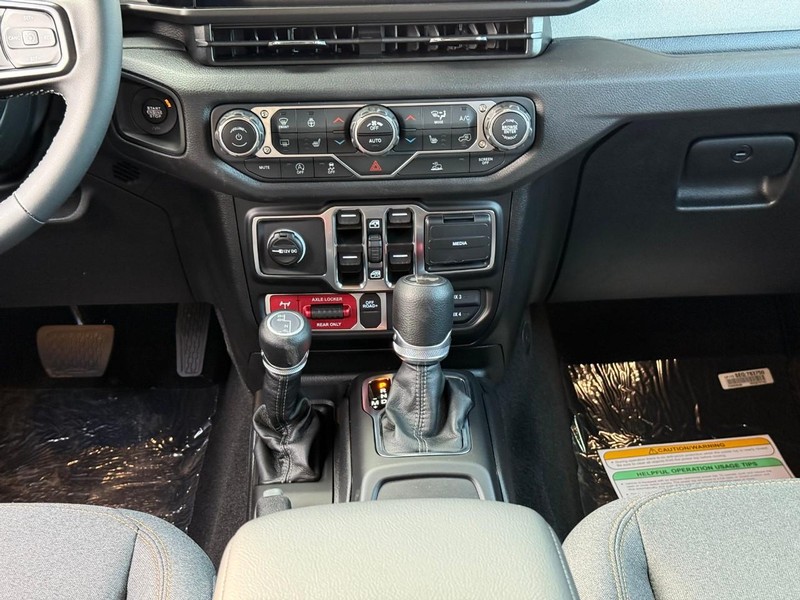 Jeep Wrangler Vehicle Image 12