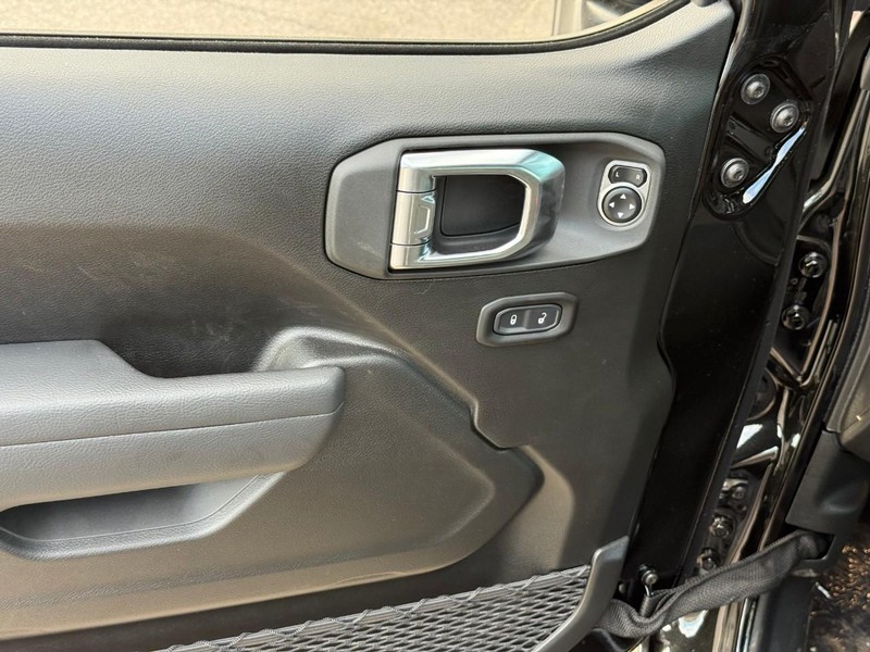Jeep Wrangler Vehicle Image 13