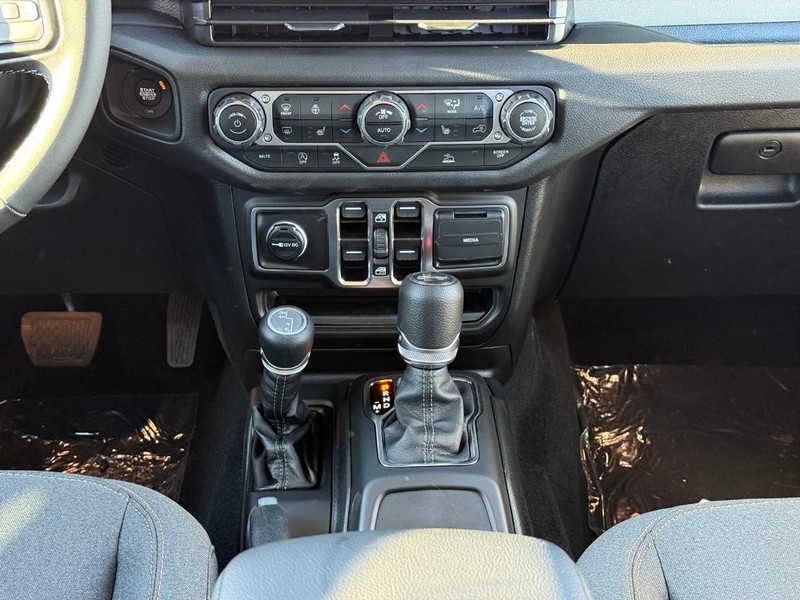 Jeep Wrangler Vehicle Image 12