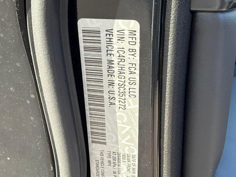 Jeep Grand Cherokee Vehicle Image 21