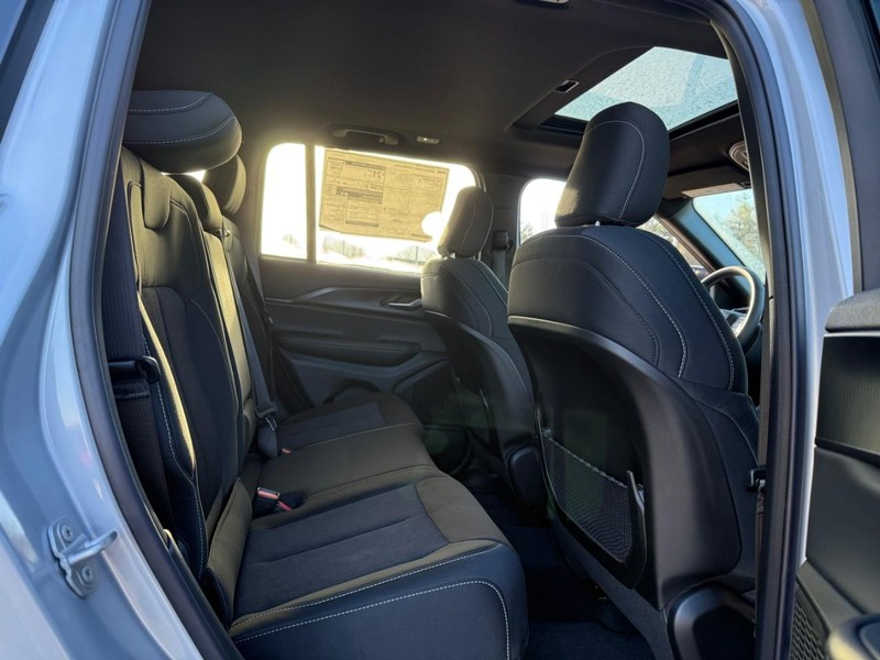 Jeep Grand Cherokee Vehicle Image 08