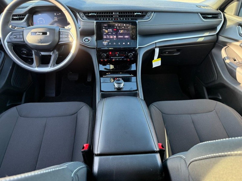 Jeep Grand Cherokee Vehicle Image 09