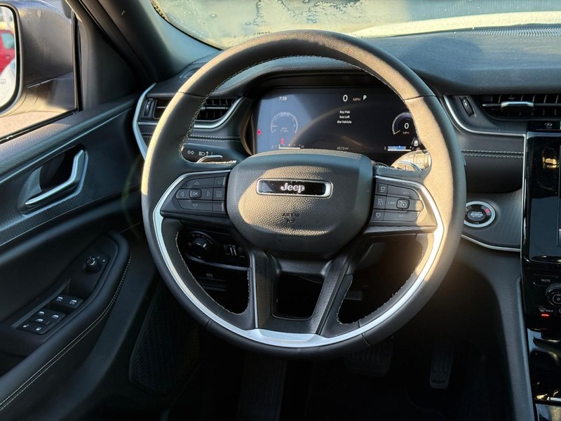 Jeep Grand Cherokee Vehicle Image 11