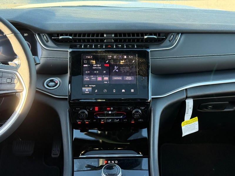 Jeep Grand Cherokee Vehicle Image 12