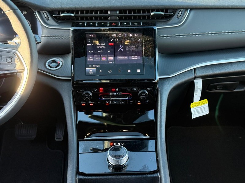 Jeep Grand Cherokee Vehicle Image 13