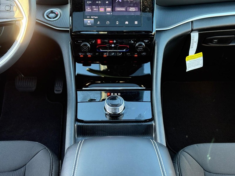 Jeep Grand Cherokee Vehicle Image 14