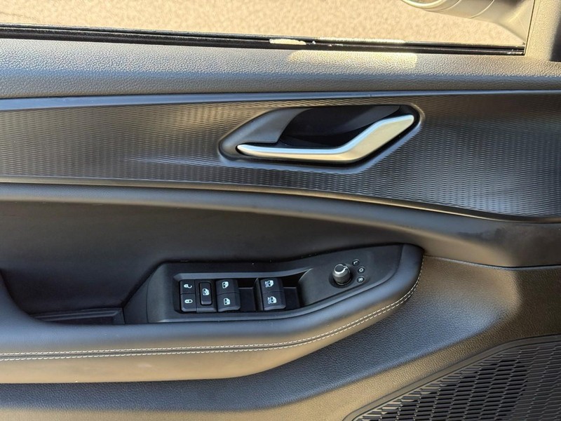 Jeep Grand Cherokee Vehicle Image 15