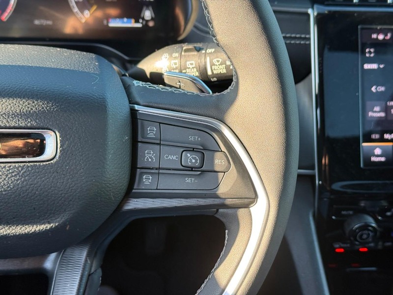 Jeep Grand Cherokee Vehicle Image 19