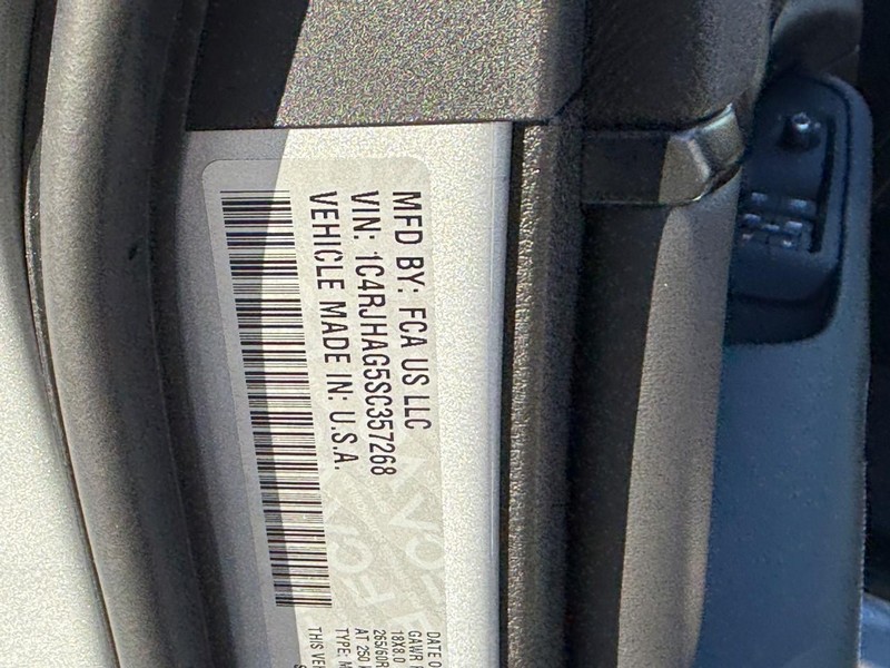 Jeep Grand Cherokee Vehicle Image 23