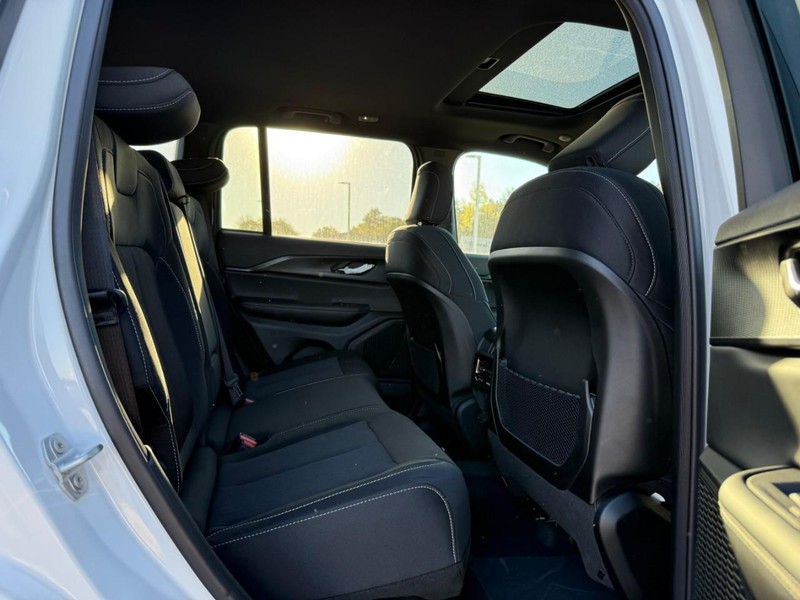 Jeep Grand Cherokee Vehicle Image 08
