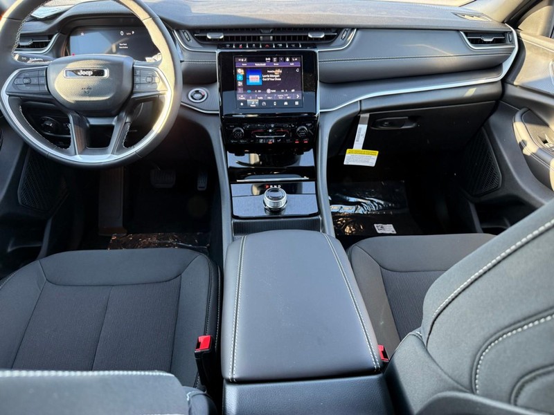 Jeep Grand Cherokee Vehicle Image 09
