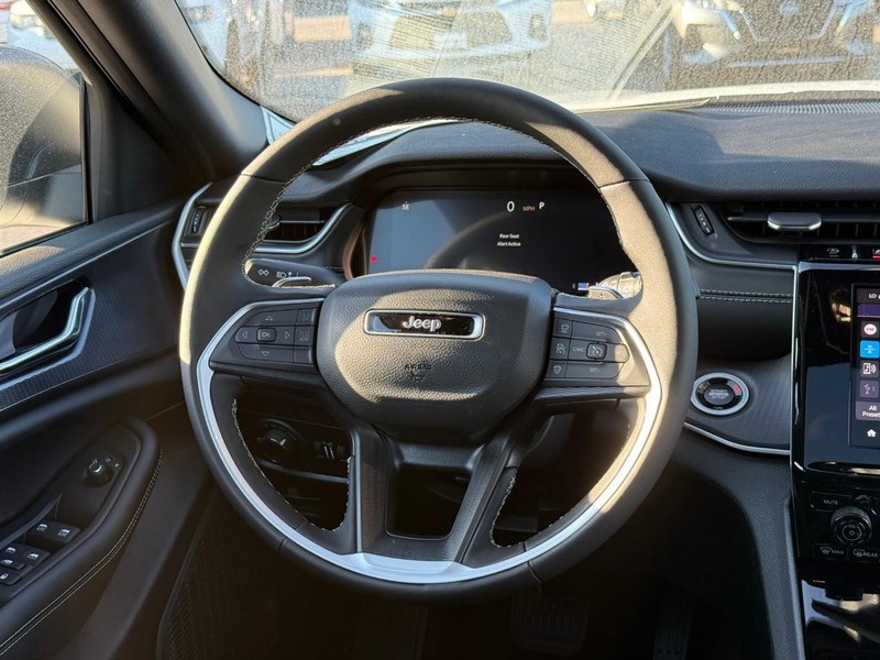 Jeep Grand Cherokee Vehicle Image 11