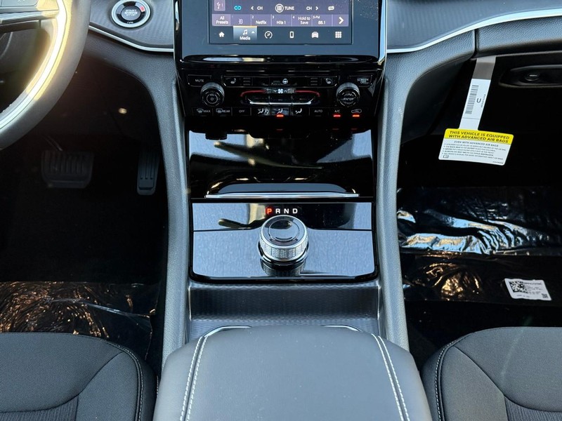 Jeep Grand Cherokee Vehicle Image 14