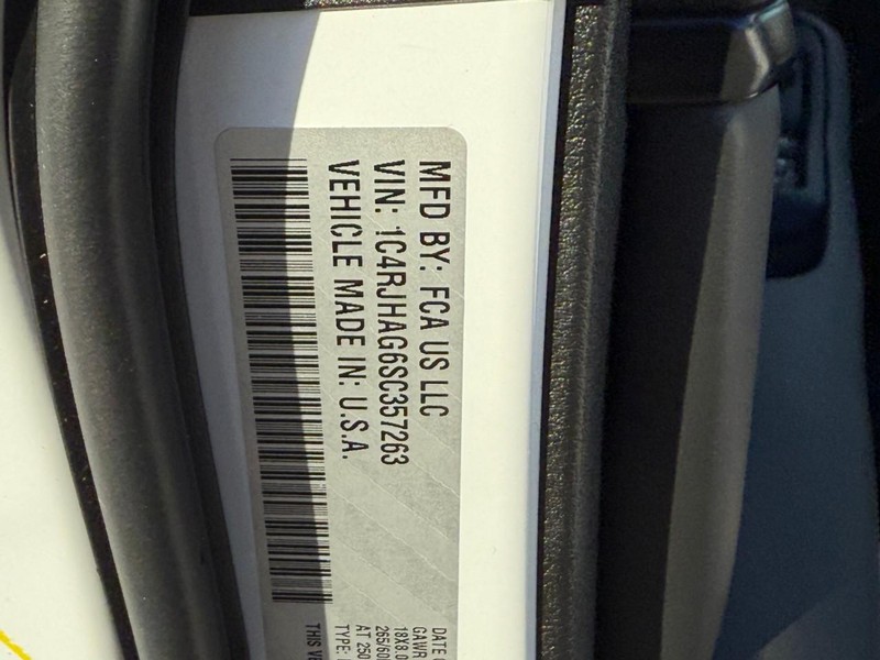 Jeep Grand Cherokee Vehicle Image 23
