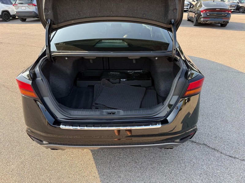 Nissan Altima Vehicle Image 08