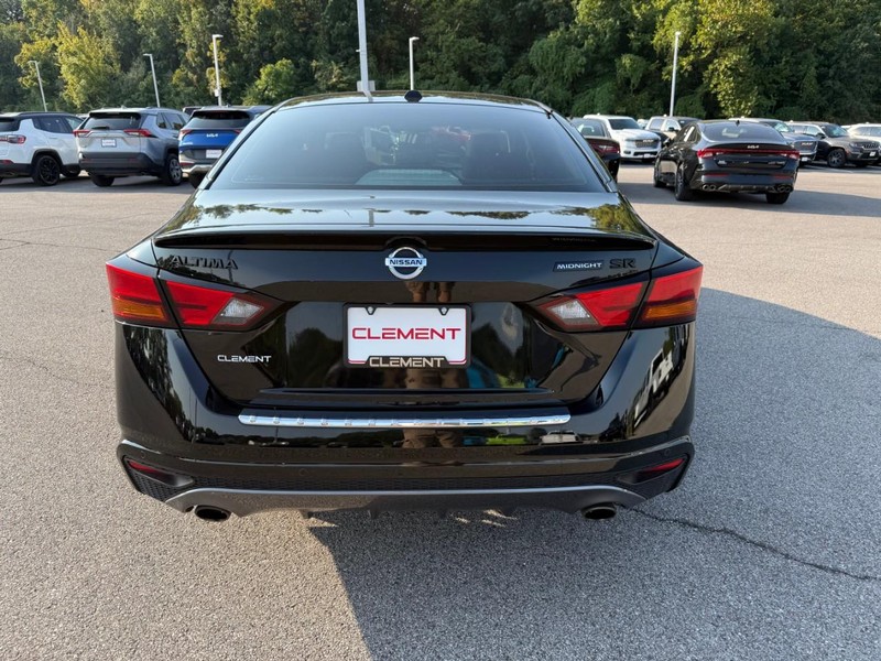 Nissan Altima Vehicle Image 09