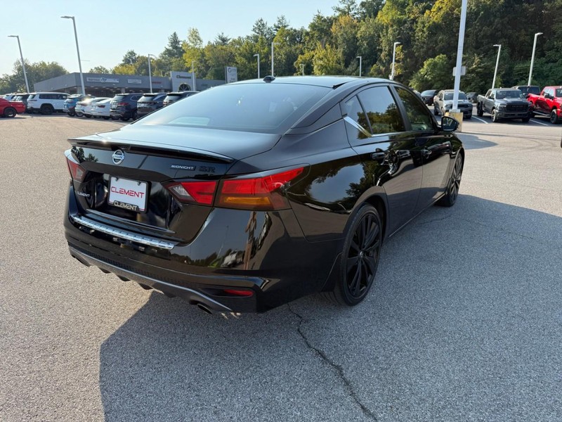 Nissan Altima Vehicle Image 11