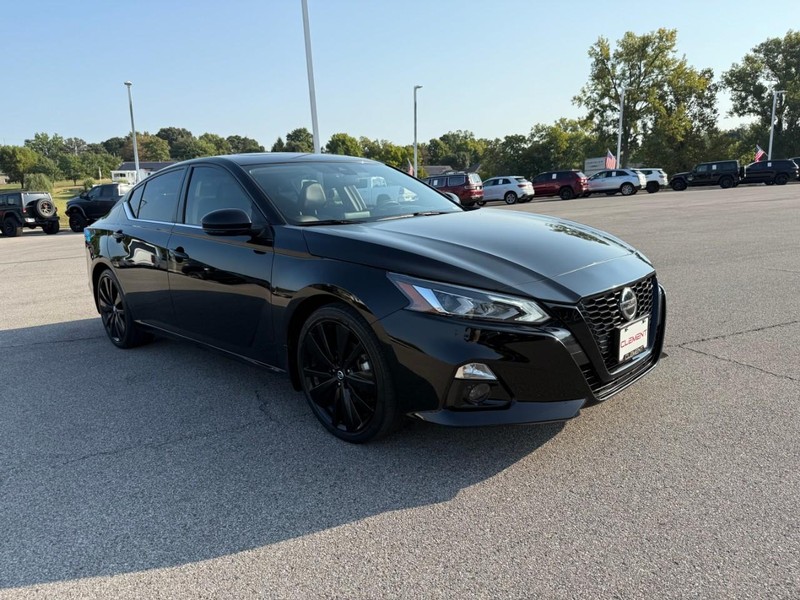Nissan Altima Vehicle Image 12