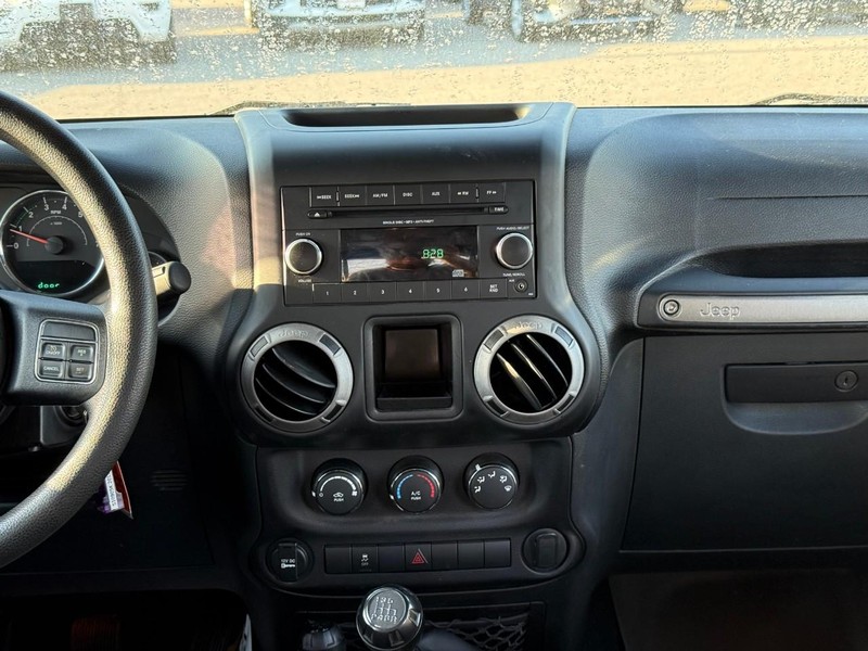 Jeep Wrangler Unlimited Vehicle Image 16