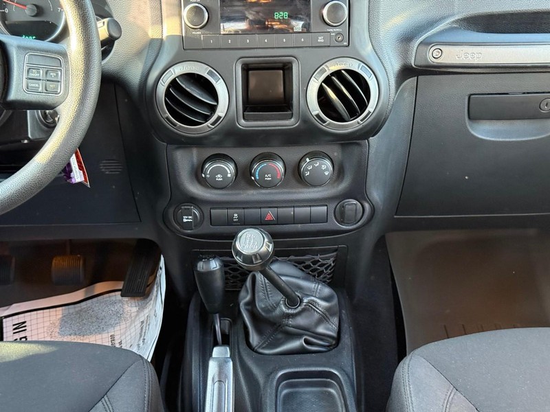 Jeep Wrangler Unlimited Vehicle Image 17