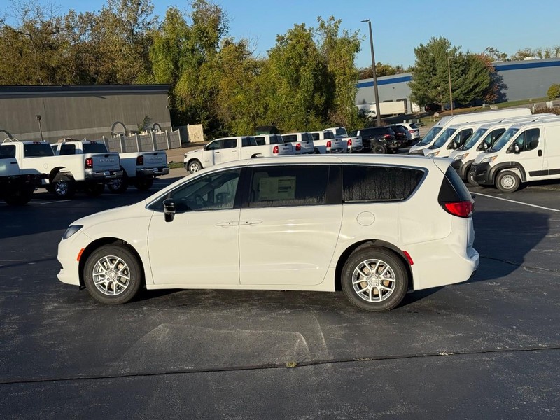 Chrysler Voyager Vehicle Full-screen Gallery Image 2