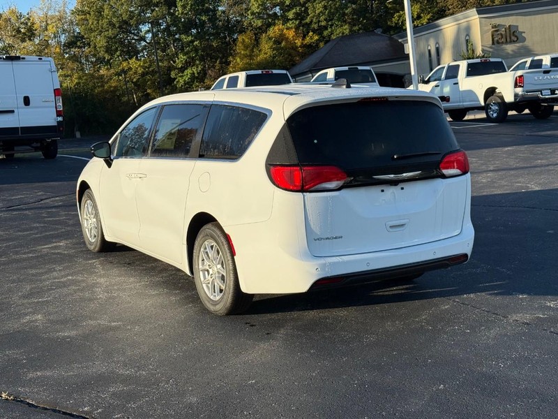 Chrysler Voyager Vehicle Full-screen Gallery Image 3