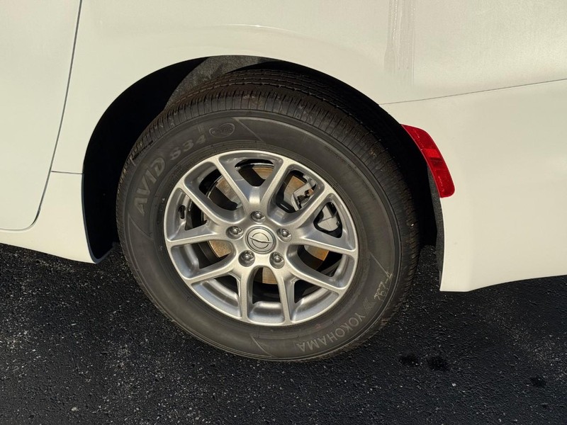 Chrysler Voyager Vehicle Full-screen Gallery Image 4