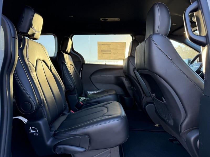 Chrysler Voyager Vehicle Full-screen Gallery Image 5