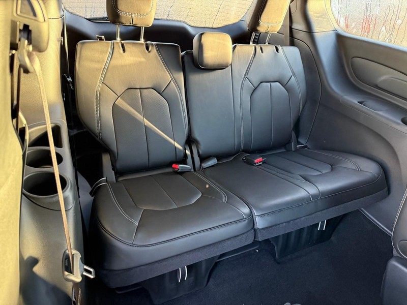 Chrysler Voyager Vehicle Full-screen Gallery Image 6