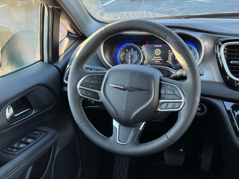 Chrysler Voyager Vehicle Full-screen Gallery Image 8