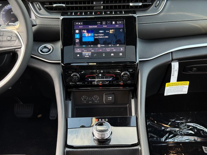 Jeep Grand Cherokee Vehicle Image 12