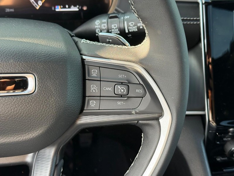 Jeep Grand Cherokee Vehicle Image 17