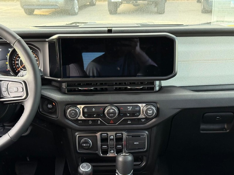 Jeep Wrangler Vehicle Image 11