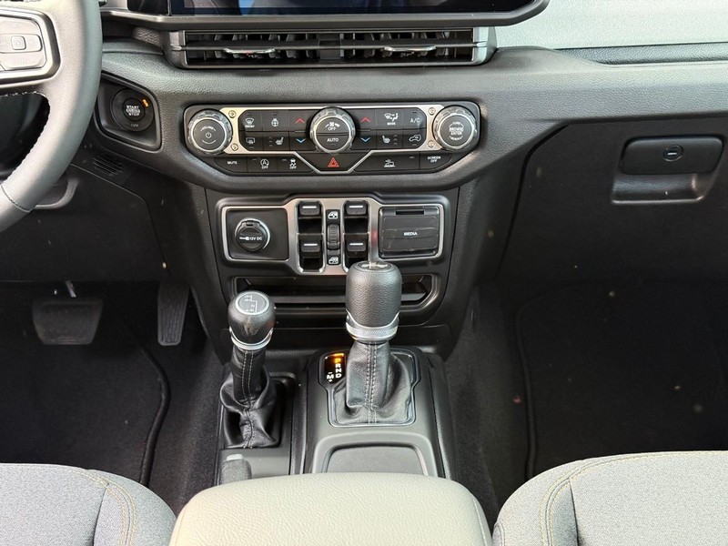 Jeep Wrangler Vehicle Image 12