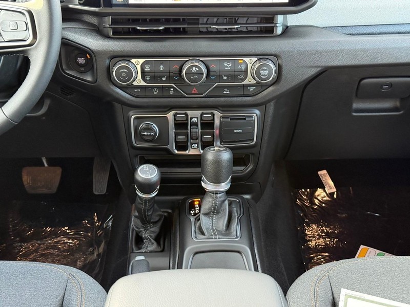 Jeep Wrangler Vehicle Image 12