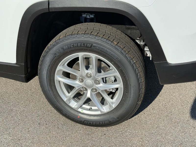 Jeep Grand Cherokee Vehicle Image 05