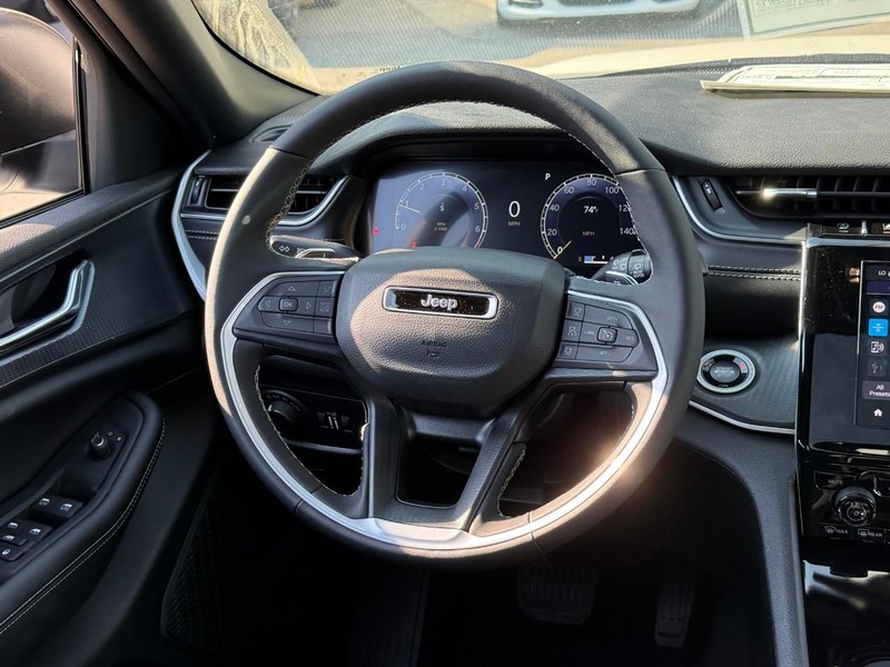 Jeep Grand Cherokee Vehicle Image 11
