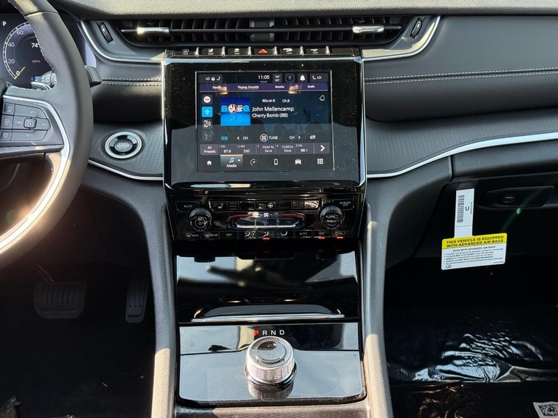 Jeep Grand Cherokee Vehicle Image 13